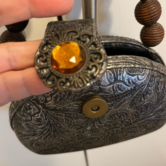 J & X NY Elegant Small Silver Floral Tooled Look Handbag with Brown Handle - Picture 6 of 8